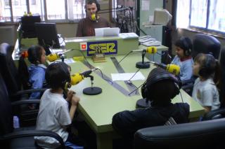 Los alumnos del C.P.E.I.P Rosa de Luxemburgo de Parla en los estudios de SER Madrid Sur