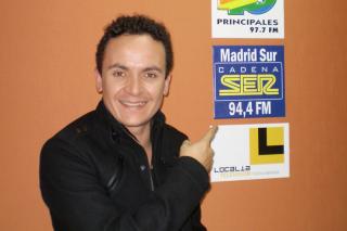 El cantante colombiano Fonseca en los estudios de Cadena Ser Madrid Sur.