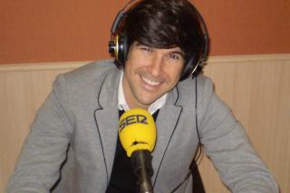 El cantante Manuel Lombo visita los estudios de Cadena SER Madrid Sur.