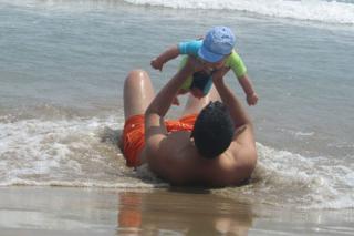 Jugando con mi hijo en Oropesa del Mar (Castelln). Chanouini Hicham.