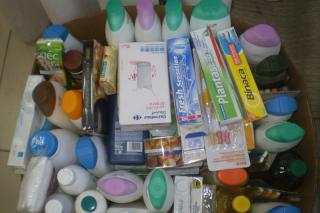 SER Solidarios-Pinto: Caja con productos higiene.