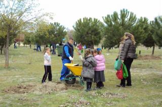 Da del rbol 2012: SER Madrid Sur convoca a nios y paps para plantar un rbol en el parque Juan Carlos I de Pinto  