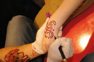 Nios Solidarios 2009: talleres body painting, La Cosa Nostra Tatuajes.