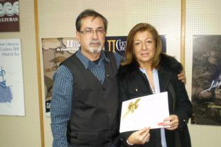 Fuensanta Martínez, ganadora del III Concurso Amor en 1 minuto, junto a Carlos Rodríguez, Jefe de Programación de Cadena SER Madrid Sur.