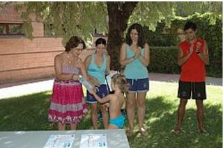San Martn de la Vega entrega los diplomas de los cursos infantiles de natacin del mes de agosto.