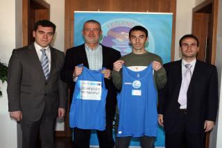 El alcalde recibe a los dos atletas de legans que participarn el 23 de febrero en el maratn del Shara.