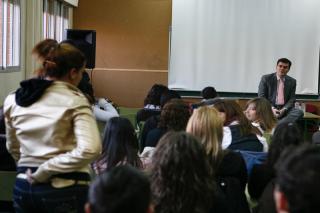 El alcalde de Legans responde a las preguntas de 70 estudiantes de bachillerato.