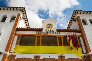 El Ayuntamiento de Pinto cuelga una tela amarilla para apoyar a Alberto Contador.