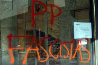 El PP de Fuenlabrada denuncia persecucin a sus militantes tras una pintada en su fachada.