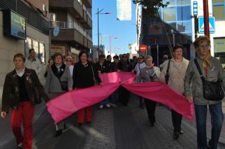 Decenas de personas participan en Parla en la marcha contra el cncer de mama.