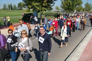 Unas 300 personas de todas las edades marchan contra el Alzheimer en Parla.