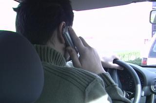 Campaa de vigilancia en Fuenlabrada sobre los peligros de conducir y usar el mvil.