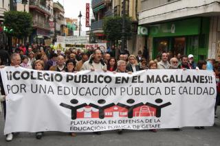 Unas 500 personas se manifiestan en Getafe para pedir un colegio en una parcela municipal cedida a la Comunidad de Madrid.