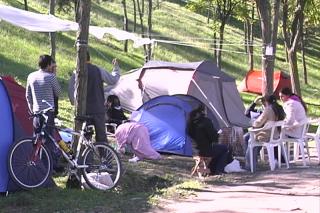 La acampada en la calle por los pisos asequibles de El Pocero de Fuenlabrada cumple dos aos.