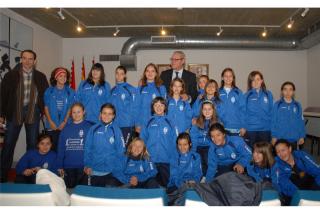 El alcalde de Valdemoro recibe a las jugadoras de la escuela municipal de ftbol.