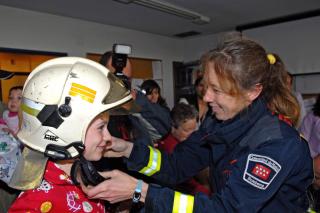 Los bomberos de la Comunidad de Madrid visitan a los nios ingresados en el Hospital Universitario de Getafe 