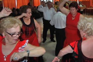 El centro de da Jos Luis Sampedro de Parla organiza una fiesta de Nochevieja para los mayores