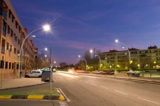 Varias calles de Pinto lucen ya el nuevo alumbrado de ahorro energtico que se est instalando en la ciudad.