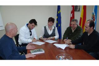 La alcaldesa de Ciempozuelos firma un acuerdo con los sindicatos para la funcionarizacin y la consolidacin de empleo en el Ayuntamiento.