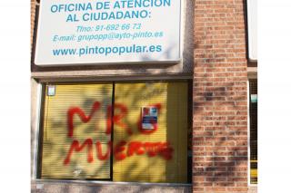 El PP de Pinto denuncia un nuevo ataque a su sede con pintadas amenazando de muerte.
