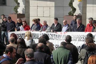 Ms de un centenar de personas se concentran en la plaza del Ayuntamiento de Getafe por la muerte de un trabajador