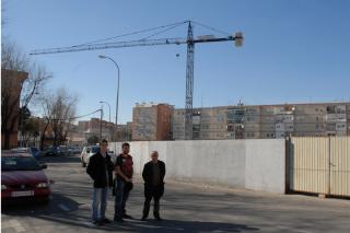 IU Parla exige la retirada inmediata de una gra abandonada desde hace ms de dos aos en unas obras de la calle Valladolid.