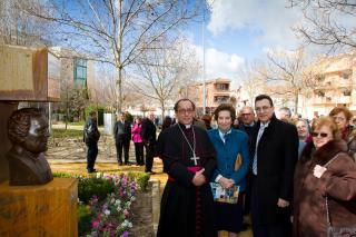 El alcalde de Pinto y el obispo de Getafe inauguran un parque en honor al fundador de la Sagrada Familia.