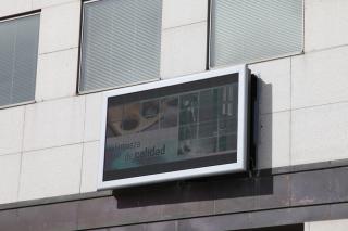 Una pantalla gigante instalada en la fachada del Ayuntamiento de Getafe ofrece informacin municipal.