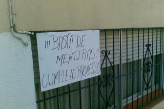 Vecinos de la calle Beln colocan pancartas exigiendo al Ayuntamiento la rehabilitacin de fachadas.