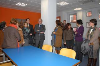 El alcalde de Valdemoro visita un nuevo espacio para la atencin de enfermos de Alzheimer.
