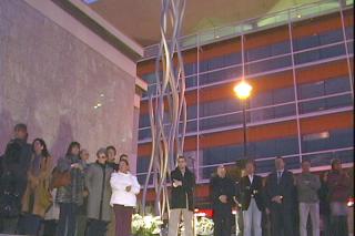 Fuenlabrada homenajea a las vctimas del 11- M junto a la escultura Metfora del fuego.