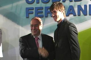 Fernando Torres recibe la Medalla de la Ciudad de Fuenlabrada entre viejos amigos y familiares.