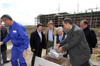 Van Halen pone la primera piedra de una promocin de 97 viviendas en Molinos-Buenavista de Getafe.
