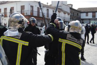 Al menos cuatro detenidos y dos policas locales heridos en los enfrentamientos entre Bomberos y Guardia Civil en Valdemoro. Foto: Abi Surez. Diario Gente en Madrid