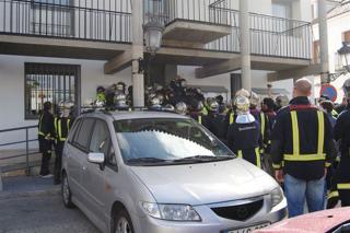 La Comunidad abre expediente a 15 bomberos implicados en los incidentes y el asalto al Ayuntamiento de Valdemoro. Fotografa de Abi Surez, del Diario Gente en Madrid.