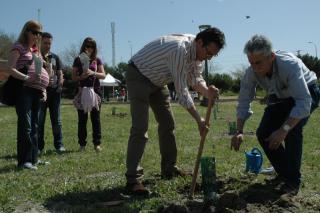 Vecinos y voluntarios plantan cerca de 300 rboles en el Da del rbol 2011 de SER Madrid Sur (94.4 FM). El alcalde de Pinto, Juan Jos Martn plantando uno de los 300 rboles