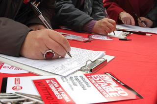 CCOO y UGT arrancan en Getafe la campaa de recogida de firmas en el sur de Madrid contra la reforma laboral