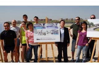 La candidata de IU de Getafe visita la parcela donde plantea la construccin de un nuevo centro deportivo. 