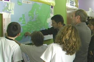 El alcalde de Fuenlabrada visita el colegio Aula III en su Semana Cultural.