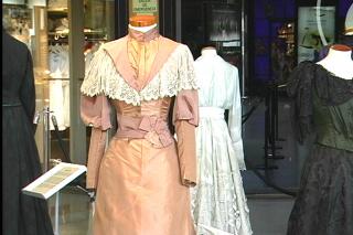 Vestidos originales de principios del siglo XX se exponen en Fuenlabrada.