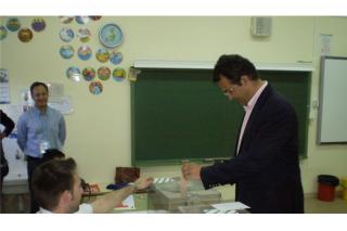 Los candidatos a las alcaldas de Legans y Getafe animan a la participacin tras ejercer su derecho al voto. 