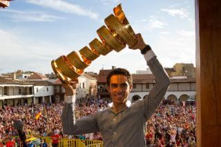 Cerca de un millar de pinteos recibe a Contador, que comunica que esperar un par de semanas antes de confirmar su asistencia al Tour