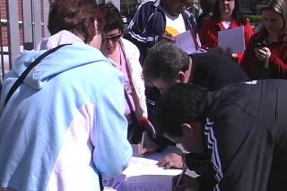 La Plataforma en Defensa de la Sanidad Pblica recoge firmas entre los pacientes de Fuenlabrada.