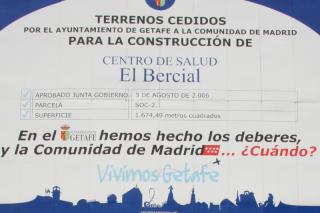 Juan Soler anuncia que retirar los carteles utilizados por el anterior Equipo de Gobierno contra la Comunidad de Madrid. Foto: Cartel demandando al gobierno de Aguirre la construccin de un Centro de Salud en El Bercial