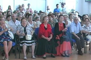 Los mayores del barrio fuenlabreo de la Serna celebran fin de curso y primer aniversario de sus nuevas instalaciones