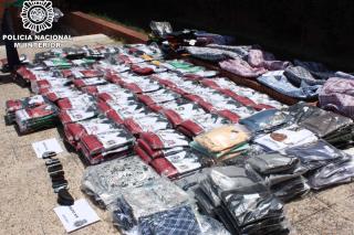 La Polica detiene a tres personas con ms de 550 prendas de vestir robadas el pasado mes de febrero en un almacn de Getafe.