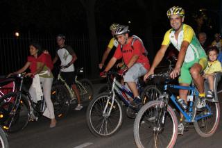 Las bicicletas toman la noche de Parla en la II Ruta Nocturna del municipio.