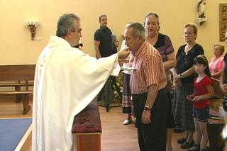 Los feligreses de Fuenlabrada entregan ante el Obispado 3.050 firmas de apoyo al sacerdote.