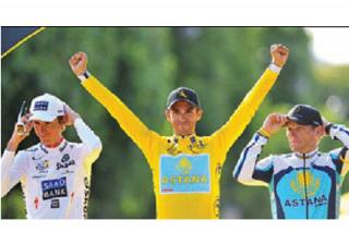Pinto homenajea a Alberto Contador despus de su quinto puesto en el Tour de Francia.