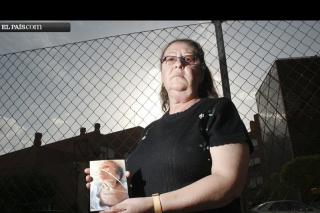 Dolores Martn muestra la foto de su ta nonagenaria, sondada, en la residencia donde vive. Foto: LVARO GARCA - EL PAS